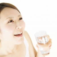 天然水を飲む女性