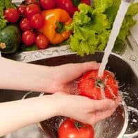 野菜を洗う時に使うのは水とお湯、どっちを使えばいいの？
